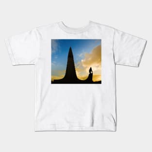 Norse explorer Leif Erikson outside Hallgrímskirkja Kids T-Shirt